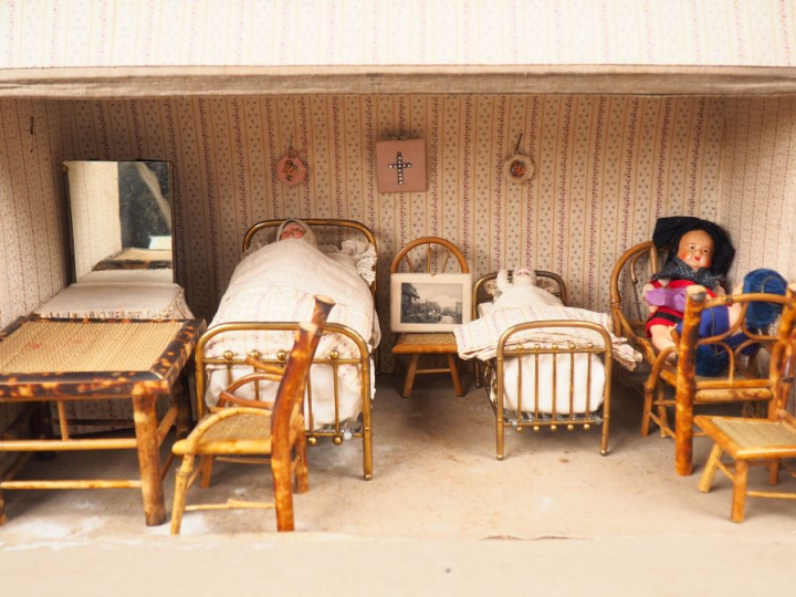 Dans une boite de rangement cartonnée et aménagée anciennement par le 