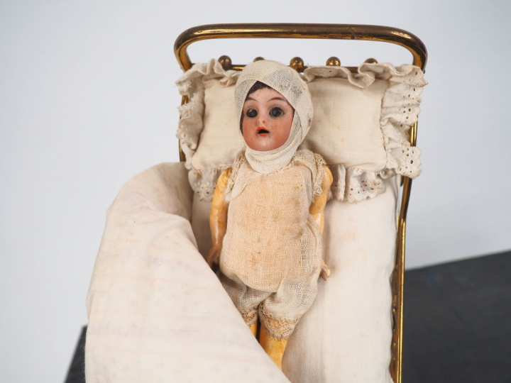 Dans une boite de rangement cartonnée et aménagée anciennement par le 