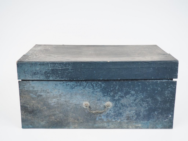 Dans une boite de rangement cartonnée et aménagée anciennement par le 