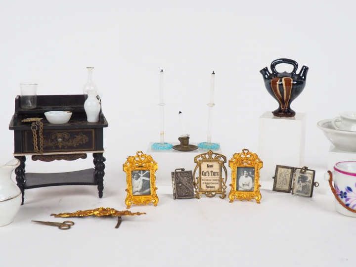 Eléments miniatures pour une maison de poupées dont porte photo, bouge