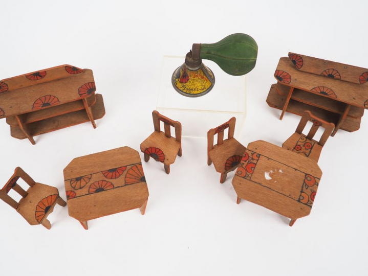 Petit mobilier des années 30, réalisation artisanale en bois on y join