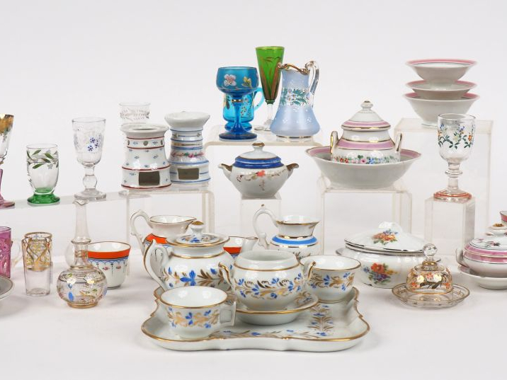 Partie de dinette ancienne en porcelaine comprenant : partie de tête à