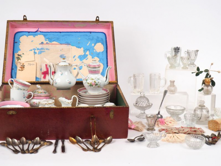 Dans un coffret de dînette ancien en mauvais état lot de porcelaine XI