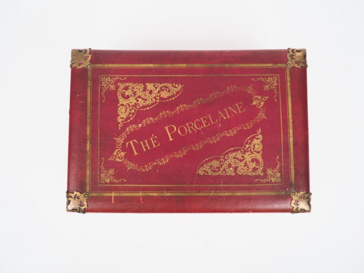 Dans un coffret de dînette ancien en mauvais état lot de porcelaine XI