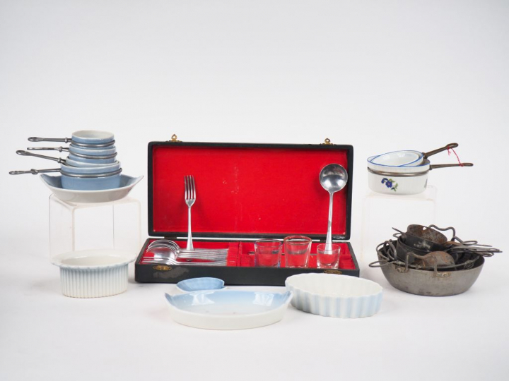 Lot de dinette : comprenant casserole en fer, un lot de casseroles en 