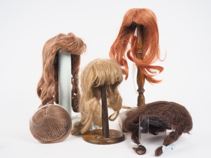 Lot de 5 perruques en cheveux naturels dont certaines anciennes, diffé