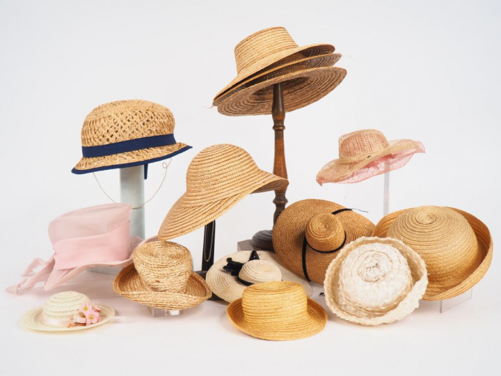 Lot de 14 chapeaux de poupée anciens en majorité de paille différentes
