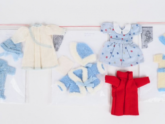 Vente aux enchères Lot de vêtements de style, dont 3 vêtements Bleuette et 3 tricotés mai