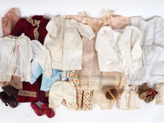 Vente aux enchères Lot de vêtements anciens pour poupée et bébé au total : 9 pièces on y 
