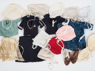 Vente aux enchères Lot de vêtements de poupées anciennes : 6 pièces on y joint une paire 