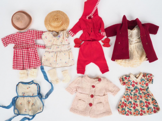 Vente aux enchères Petit lot de vêtements dans le style de Bleuette pour certains anciens