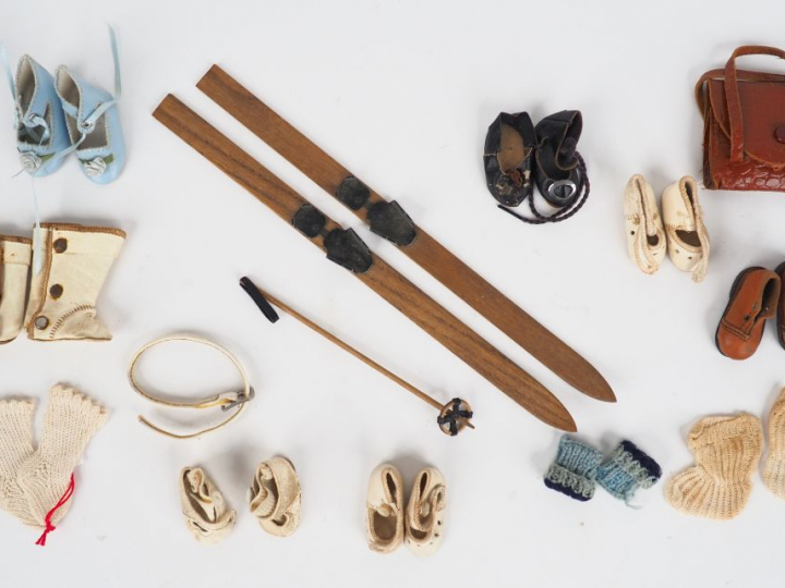 Lot d’accessoires pour Bleuette et Bambino et divers dont cartable, ch