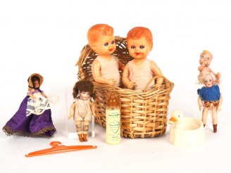 Vente aux enchères Lot de jouets des années 20-30 comprenant : Moise, petits bébés plasti