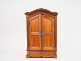 Vente aux enchères Petite armoire chapeau de gendarme, début XXème. Dim. 51 x 31 x 16 cm 