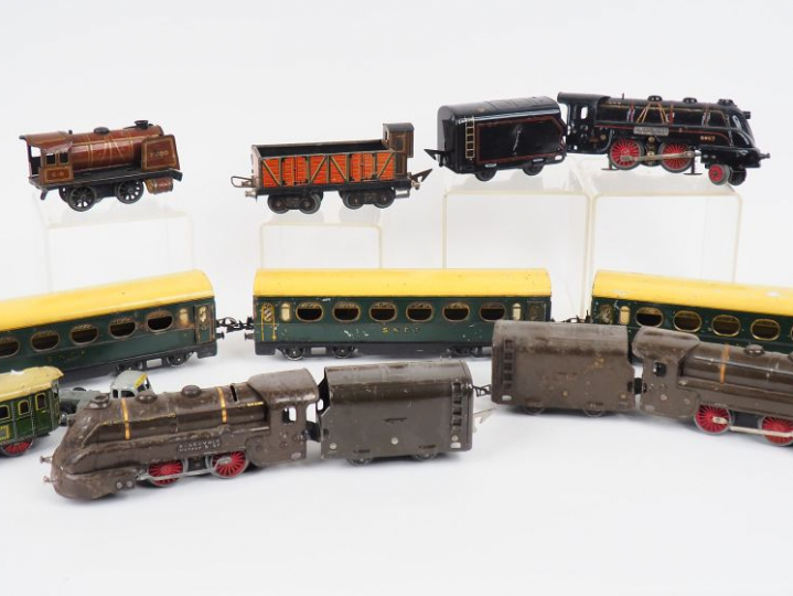 Lot de matériel roulant en O de diverses marques, dont :  - Motrice de