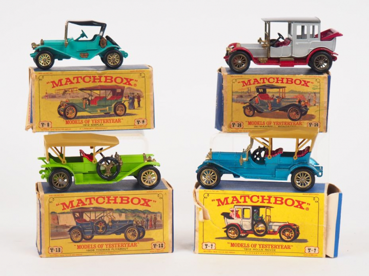 Matchbox of yesteryears type boite d’allumettes, 4 boites avec véhicul