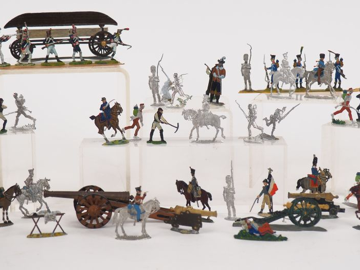 Lot de figurines plats d’étains et quelques soldats demi rond bosse de