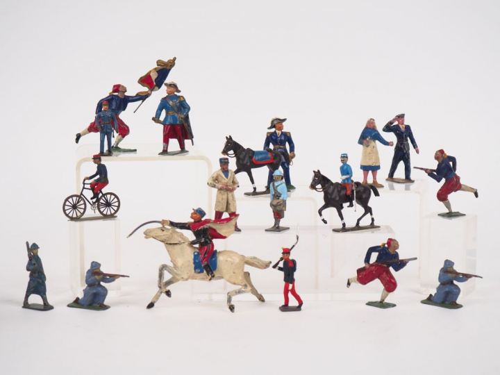 Soldats en plomb creux made in France de différentes tailles, on y joi