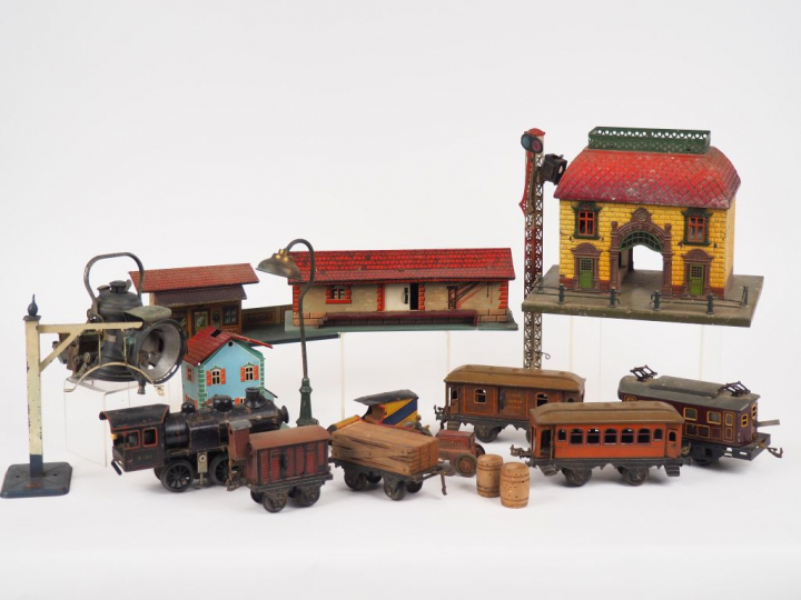 Lot de jouets en tôle peinte et lithographiée de différentes marque Al