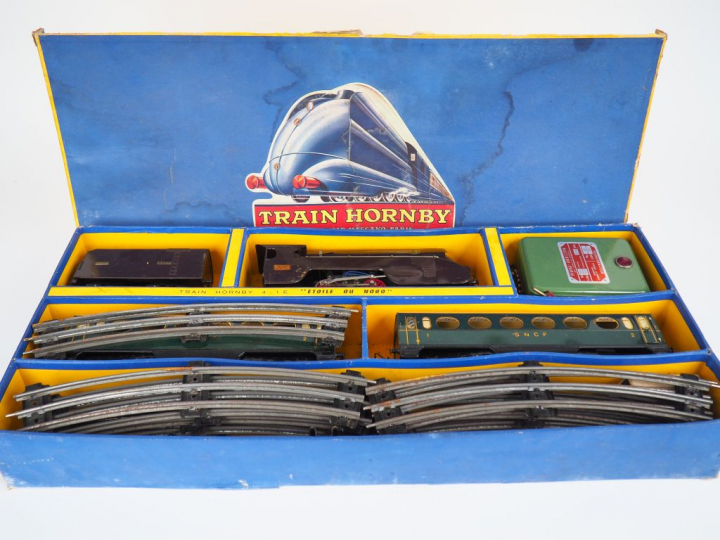 HORNBY. Coffret contenant une locomotive 231 SNCF avec son tender, le 