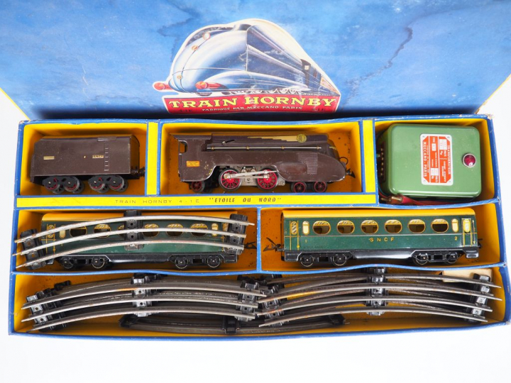 HORNBY. Coffret contenant une locomotive 231 SNCF avec son tender, le 