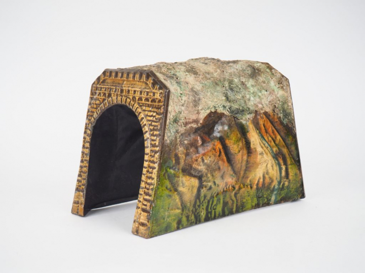 Tunnel Ecartement I en tôle peinte, très bon état.