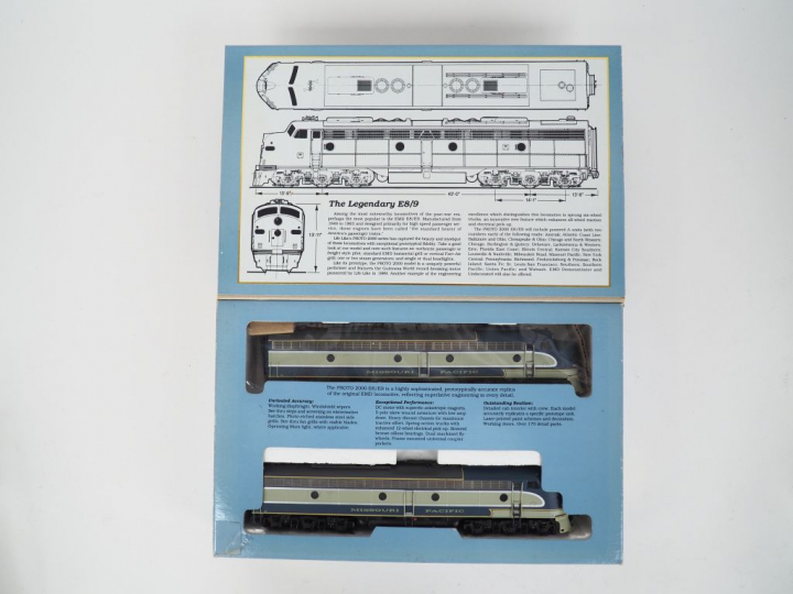 LIFE LIKE TRAINS HO matériel roulant dans son coffret d’origine motric