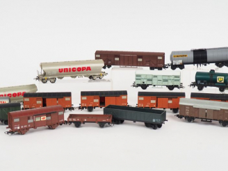 Vente aux enchères Lot de wagons de marchandises HO dont la plupart JOUEF au total 17 piè