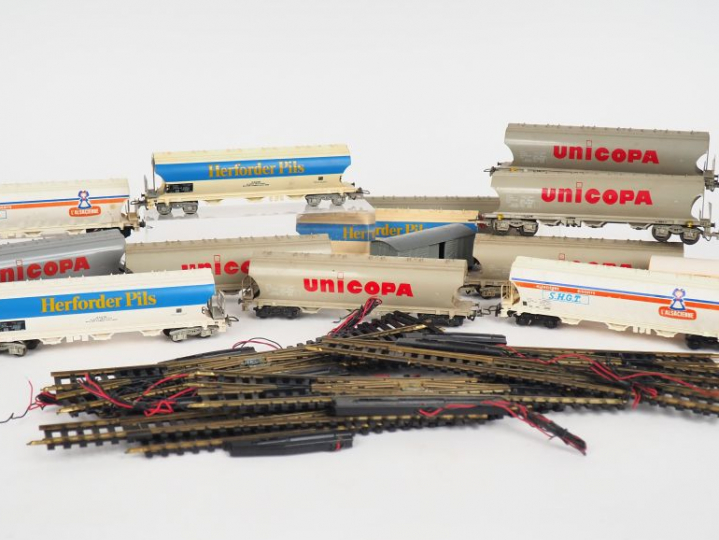 Lot de wagons de marchandises HO Jouef  12pièces on y joint 8 aiguilla