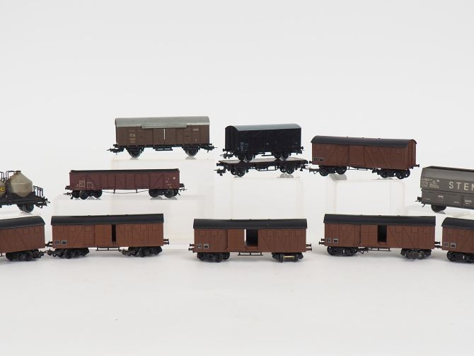 Lot de wagons de marchandises HO de différentes marques dont VB, Hornb