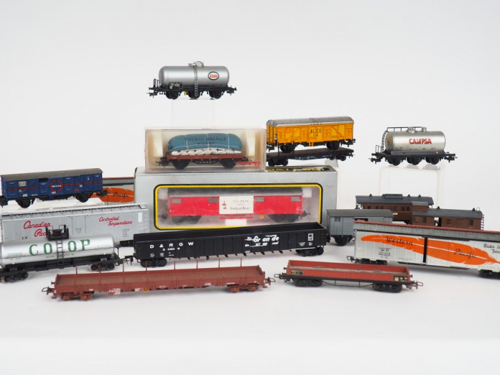 Lot de wagons de marchandises de différentes marques dont : Electrotre