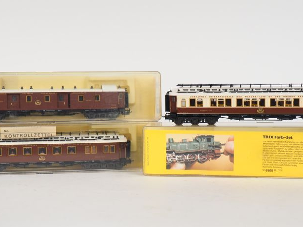 TRIX HO matériel roulant lot de 3 voitures voyageurs dont fourgon bois