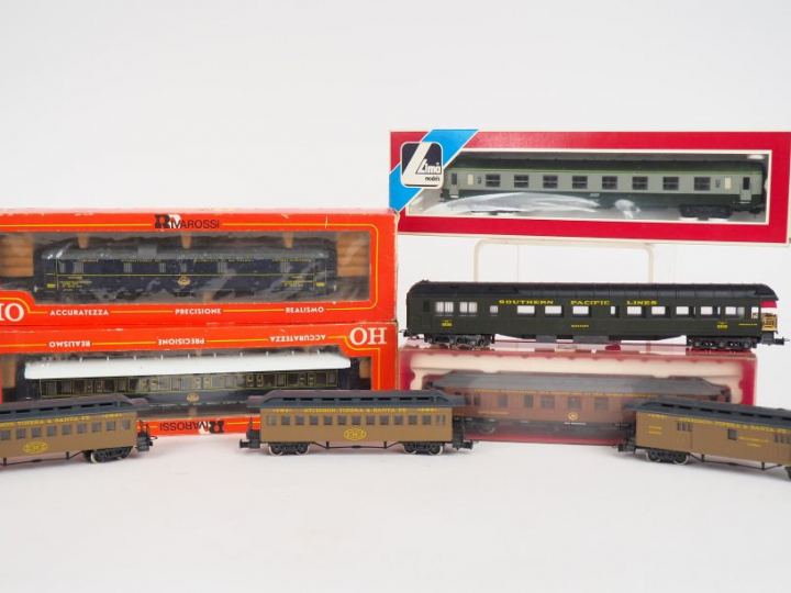 RIVAROSSI HO matériel roulant lot de voitures voyageurs dont 2 en boit