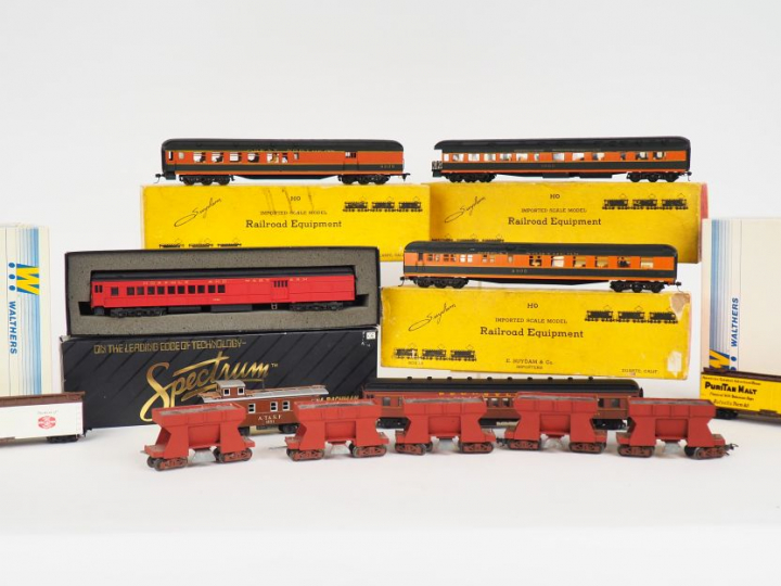 Lot de voitures voyageurs de différent réseau Américain en état d’usag