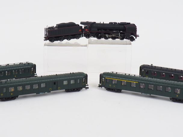 Lot de matériel roulant HO Jouef dont locomtive 141 P et 4 voitures vo