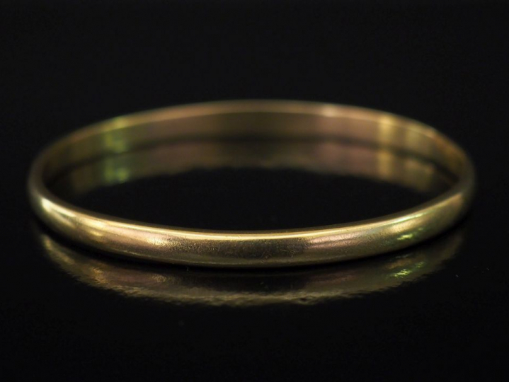 Bracelet jonc de forme ovale en or jaune.  5,5 x 6,5 cm Poids. 31,58 g