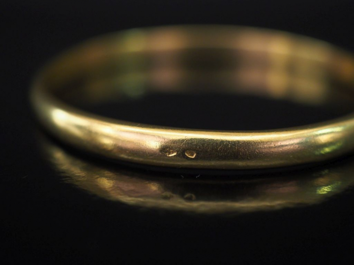 Bracelet jonc de forme ovale en or jaune.  5,5 x 6,5 cm Poids. 31,58 g