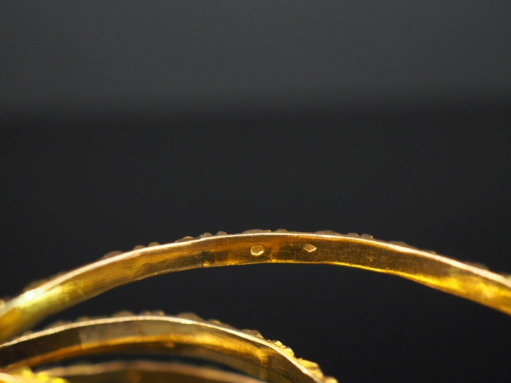 Sept joncs en or jaune formant semainier, à décort de motifs gémoétriq