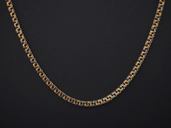 Sautoir deux tons d'or, maille plate tressée.  Long. 69 cm Poids. 19,7