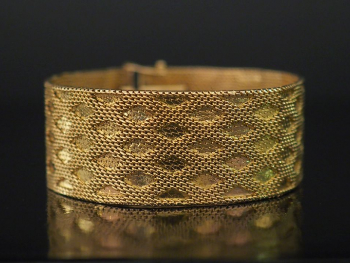 Bracelet manchette souple en or jaune, maille plate, à décor de losang