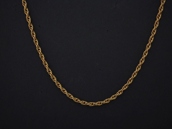 Collier en or jaune, maille torsadée.  Long. 46 cm Poids. 14,22 g   