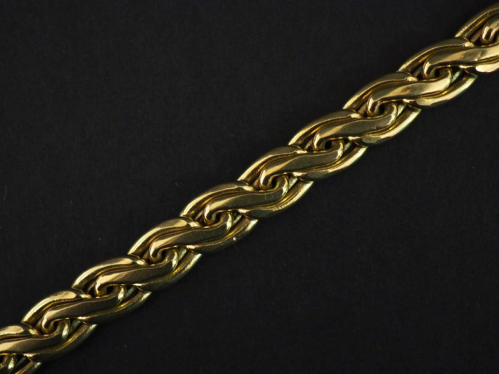 Bracelet articulé en or jaune, maille plate tressée. Long. 18 cm Poids
