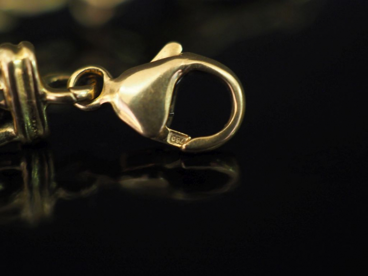 Bracelet articulé en or jaune, maille plate tressée. Long. 18 cm Poids