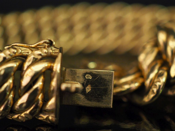 Bracelet articulé en or jaune, maille américaine.  Long. 19 cm Larg. 1