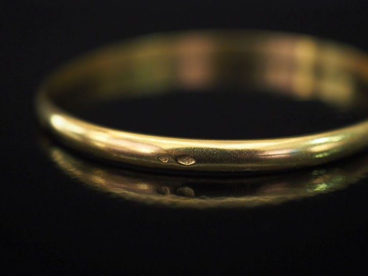 Bracelet jonc de forme ovale en or jaune.  5,4 x 6,4 cm Poids. 18,06 g