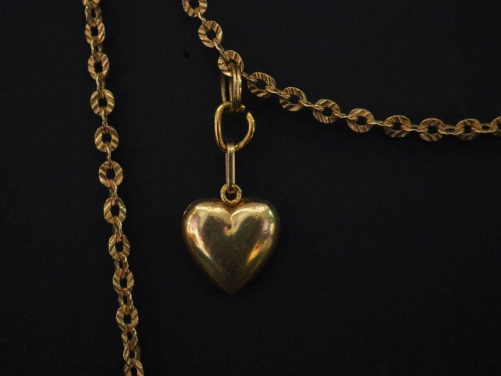 Collier souple en or jaune, maille forçat, agrémenté de quatre pendelo