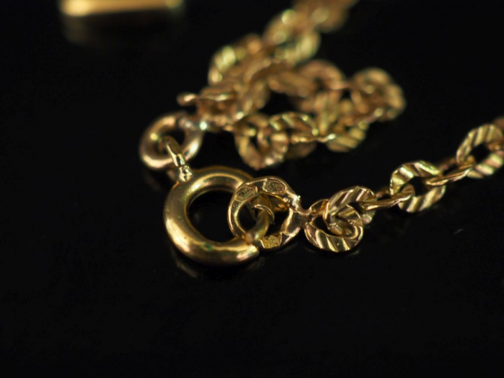 Collier souple en or jaune, maille forçat, agrémenté de quatre pendelo