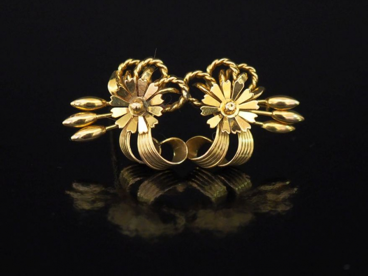 Broche en or jaune, en forme de composition florale.  2,3 x 5 cm Poids