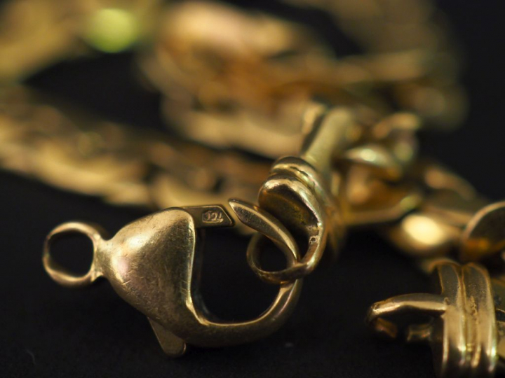 Collier souple en or jaune, maille haricot en chute.  Long. 49 Poids. 