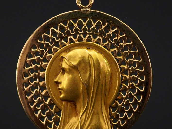 Importante médaille religieuse en or jaune, figurant la Sainte Vierge 